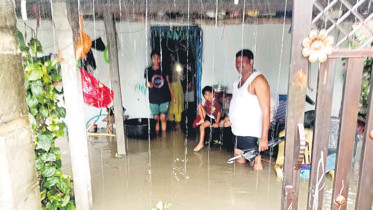 కుమ్మరికుంట ఆక్రమణ.. ఇండ్లలోకి వస్తున్న వరద నీరు