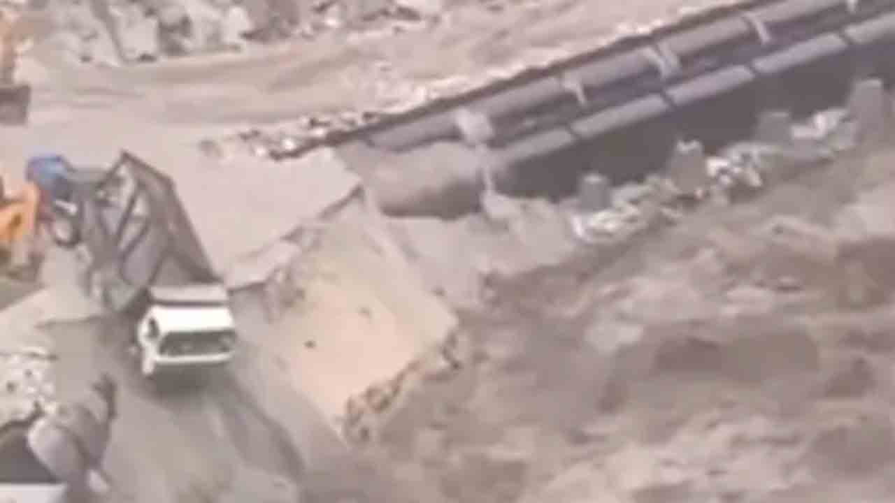 Dam Collapses | ఆకస్మిక వరదలకు కూలిన కాఫర్‌డ్యామ్‌.. కొట్టుకుపోయిన వాహనాలు.. షాకింగ్‌ దృశ్యాలు