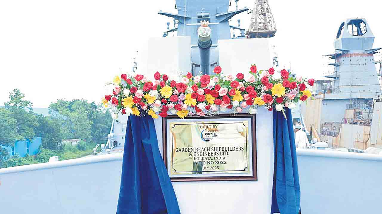 నేవీ అమ్ములపొదిలోకి హిమగిరి