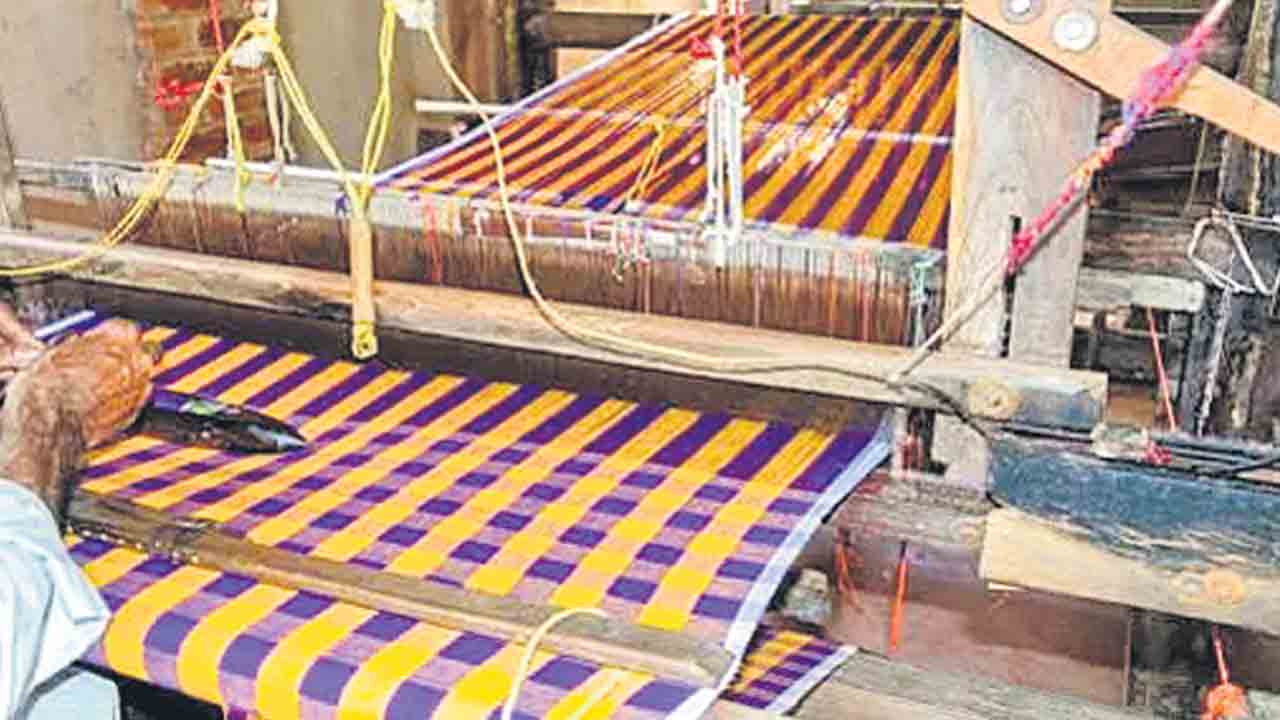 చేనేతపై జీఎస్టీ వెంటనే ఎత్తేయాలి