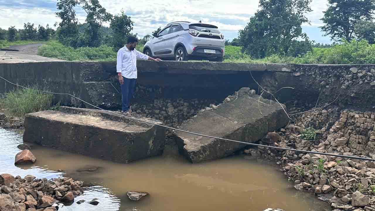 Heavy Rains | భారీ వర్షం.. గాదిగూడ మండలం రోడ్డు అస్తవ్యస్తం