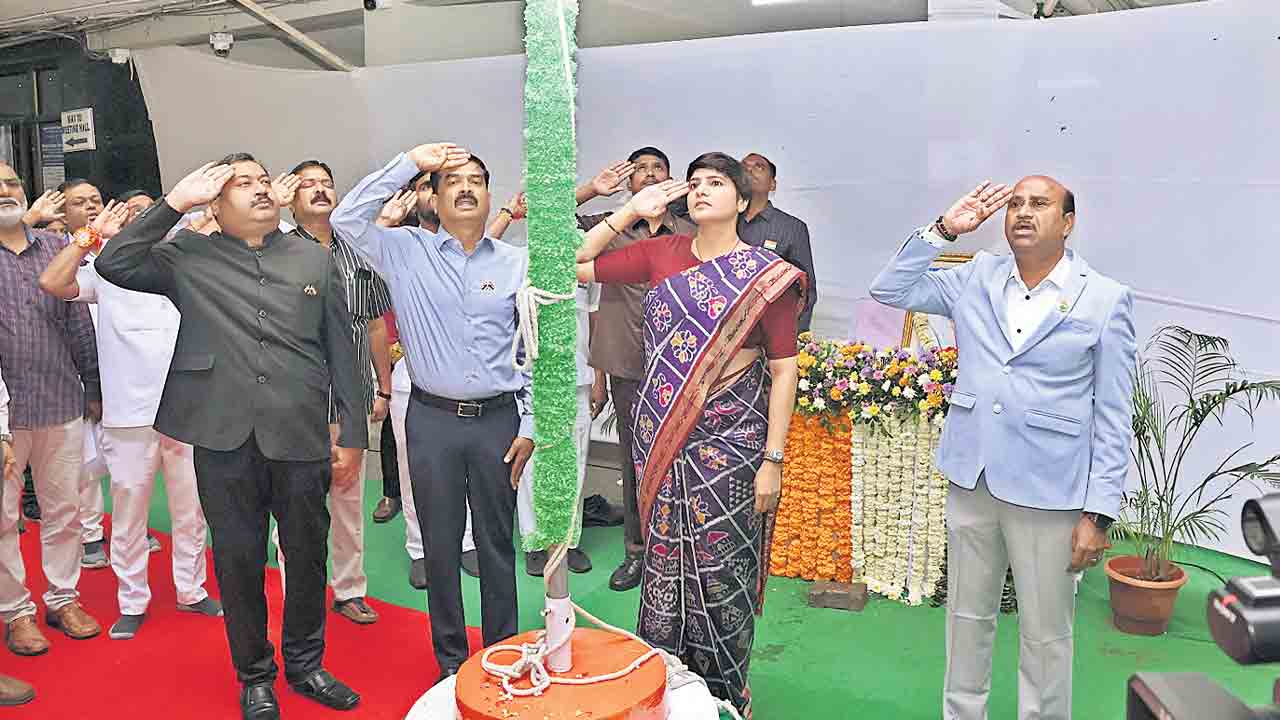 అట్టహాసంగా వేడుకలు.. నగర వ్యాప్తంగా ఎగిరిన మువ్వన్నెల జెండాలు