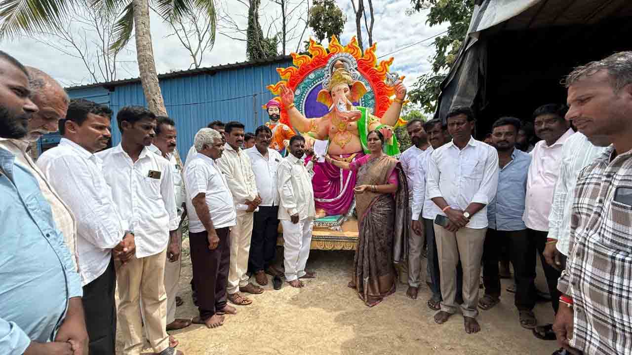 Ganesh Idol | వినాయకుడికి వినతి పత్రం.. ఎరువుల కొరత తీర్చాలని కోరిన పద్మా దేవేందర్ రెడ్డి