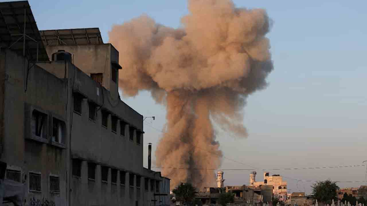 Gaza | గాజా ఆస్పత్రిపై ఇజ్రాయెల్‌ దాడులు.. జర్నలిస్ట్‌లు సహా 15 మంది మృతి