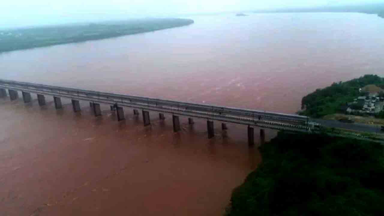 గోదావరి ఉగ్రగోదారి..