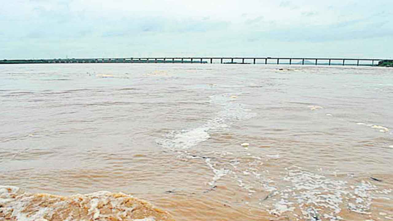 గోదారి సంద్రానికి.. మన దారి బొంబాయికి