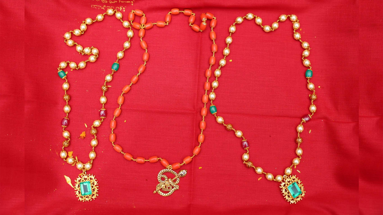 Srisailam | శ్రీశైలం భ్రమరాంబ అమ్మవారికి కానుకగా బంగారు హారాలు..!