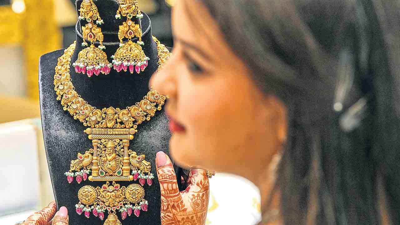 ఆల్‌టైమ్‌ హైకి బంగారం.. మరో రూ.800 ఎగిసి తులం ధర రూ.1,03,420కి