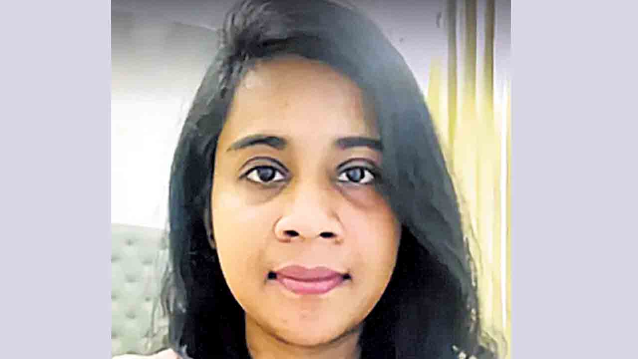 ఎయిర్‌పోర్టుకు బాంబ్‌ బెదిరింపు కేసులో నిందితురాలు అరెస్ట్‌