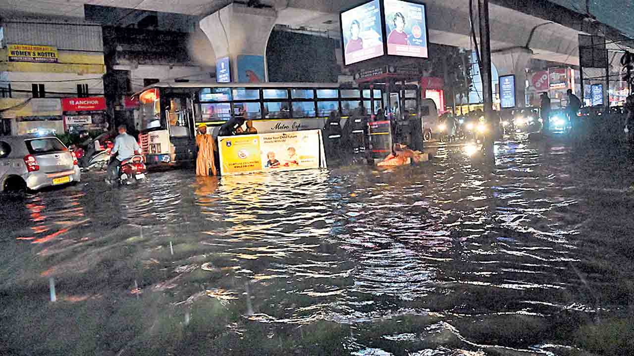 నగరం వరదపాలు.. చోద్యం చూసిన ప్రభుత్వ వ్వవస్థలు