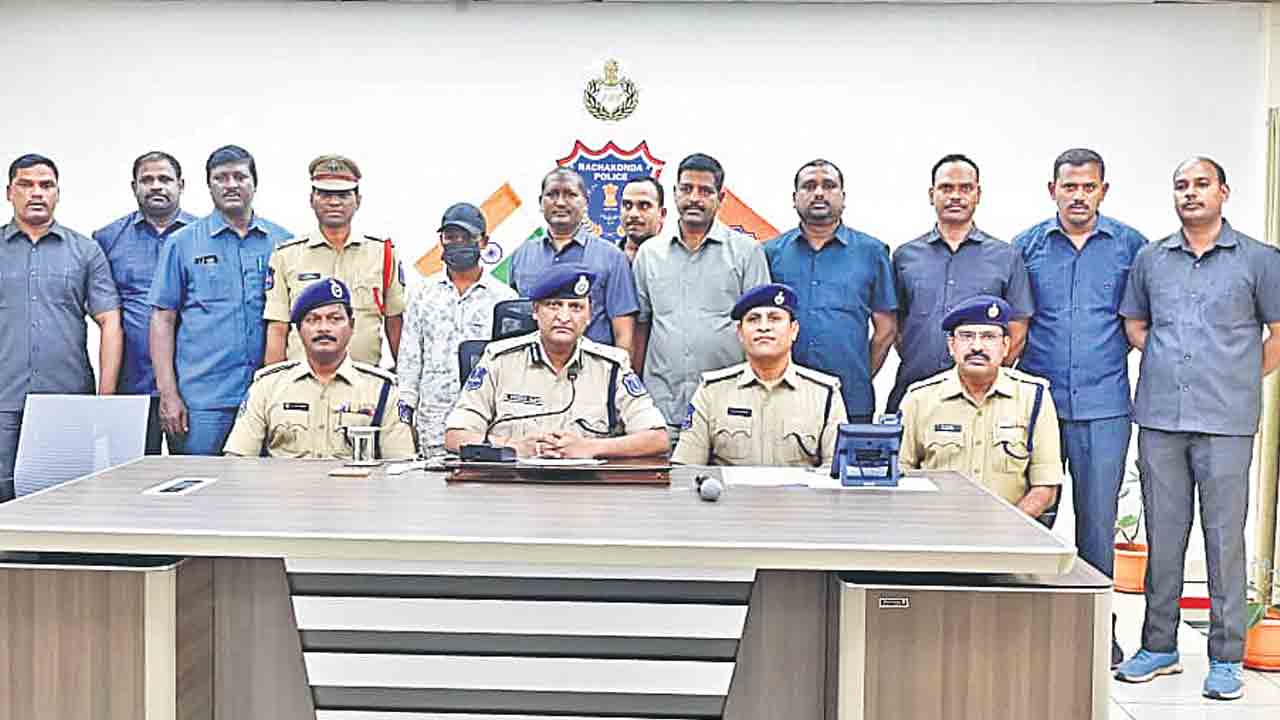 క్రిమినల్‌ గ్యాంగ్‌లకు ఆయుధాల విక్రయం