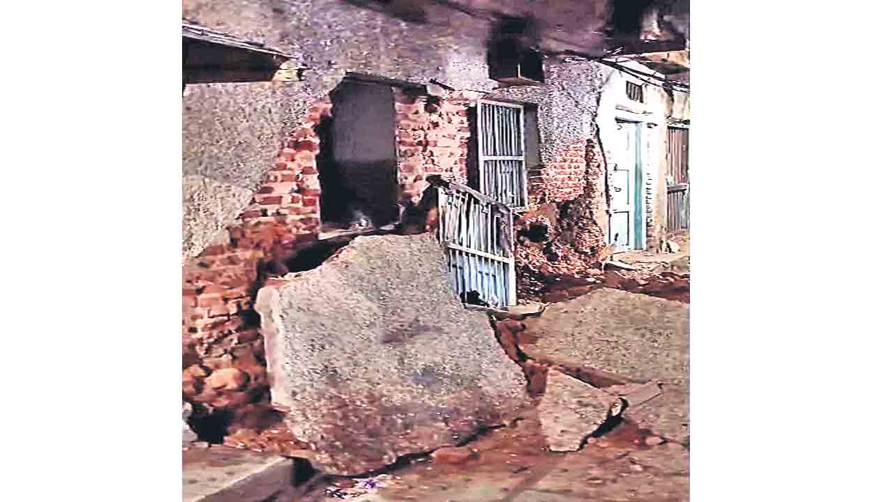 Hyderabad | ఏ క్షణమైనా కూలుతాయి.. శిథిలావస్థకు చేరిన పురాతన భవనాలు