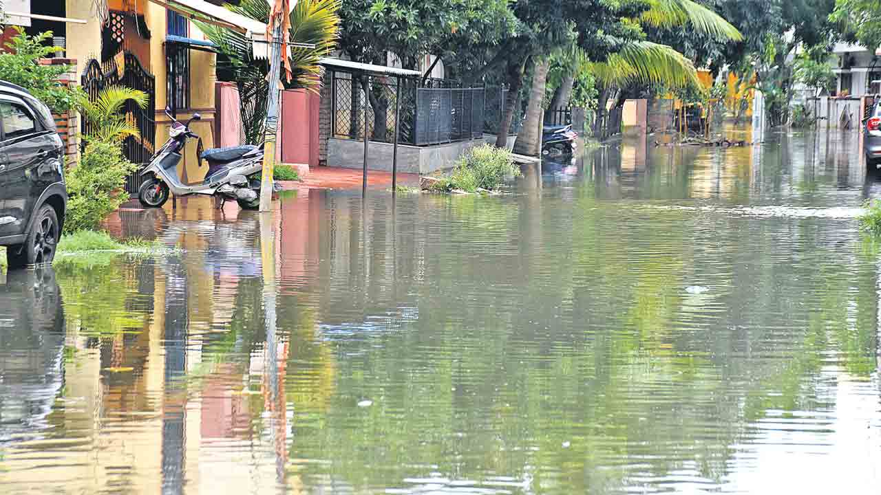 Hyderabad | ఇప్పటికీ నీటి కొలనులే.. నగరంలో తొలగని వరద నీరు..
