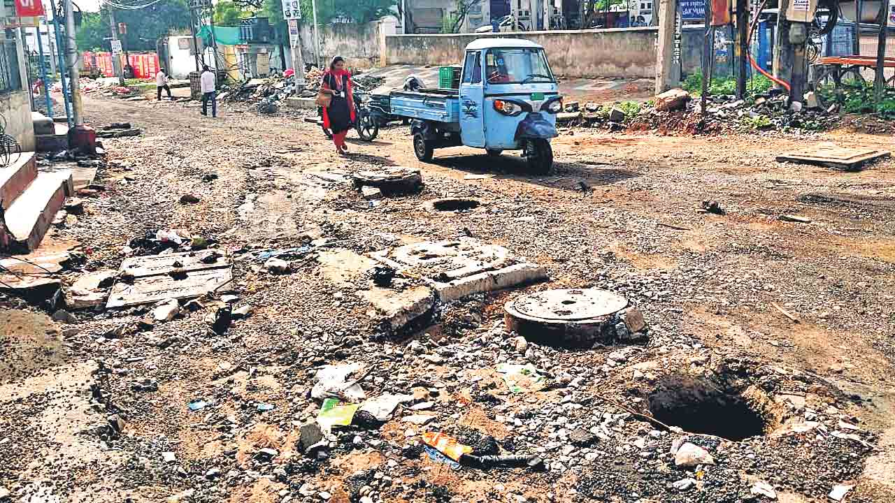 Hyderabad | నడ్డి విరుస్తున్న రోడ్లు.. అడుగడుగునా గుంతలు..! ఎక్కడికక్కడే ట్రాఫిక్‌ జామ్స్‌