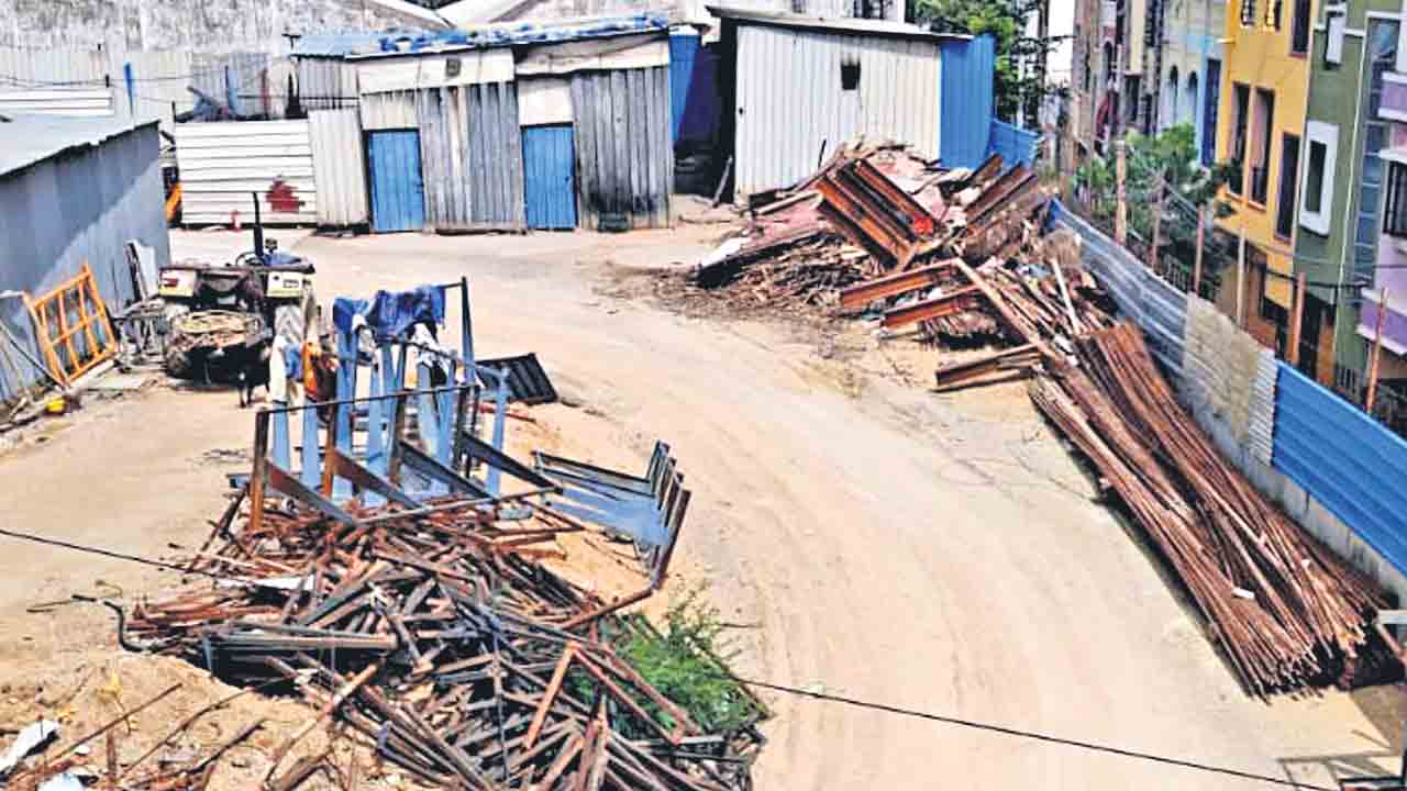 నాలాపై మహావీర్‌ ఇన్‌ఫ్రా నిర్మాణాలు