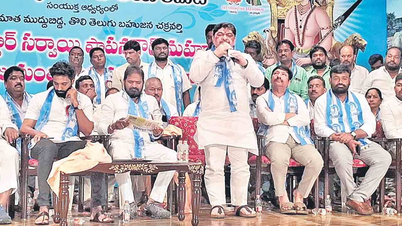 పాపన్నగౌడ్‌ను స్ఫూర్తిగా తీసుకోవాలి