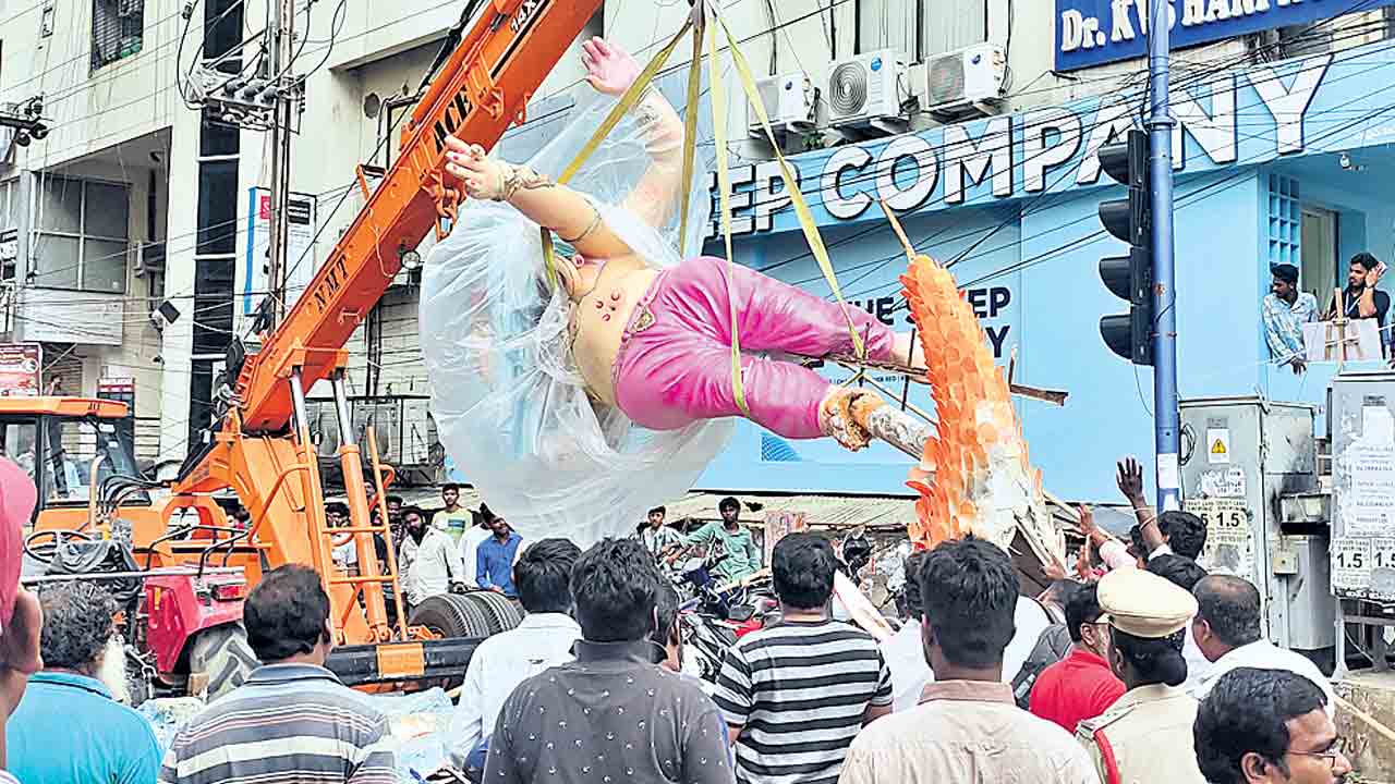 వాహనం పైనుంచి పడిన వినాయక విగ్రహం