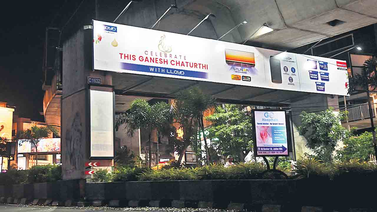 Metro Hoardings | మెట్రో హోర్డింగుల్లో బిగ్‌ డీల్‌.. నవ నిర్మాణ్‌ సంస్థ మాటున అధికార పార్టీ నేతల పంపకాలు