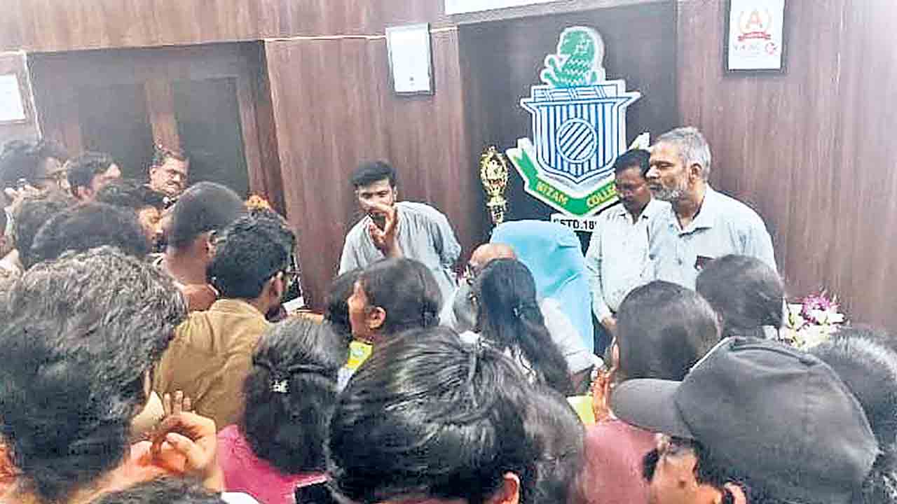 కేసులు పెడతా.. టీసీ ఇస్తా..