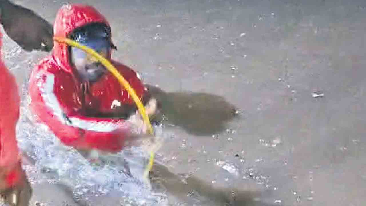 నాలాలో పడిపోయిన డెలివరీ బాయ్