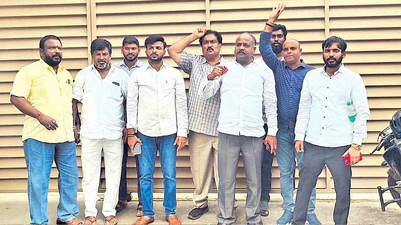 పెన్సిల్‌తో కళ్లలో గుచ్చి, నోటికి టేపు వేసి..