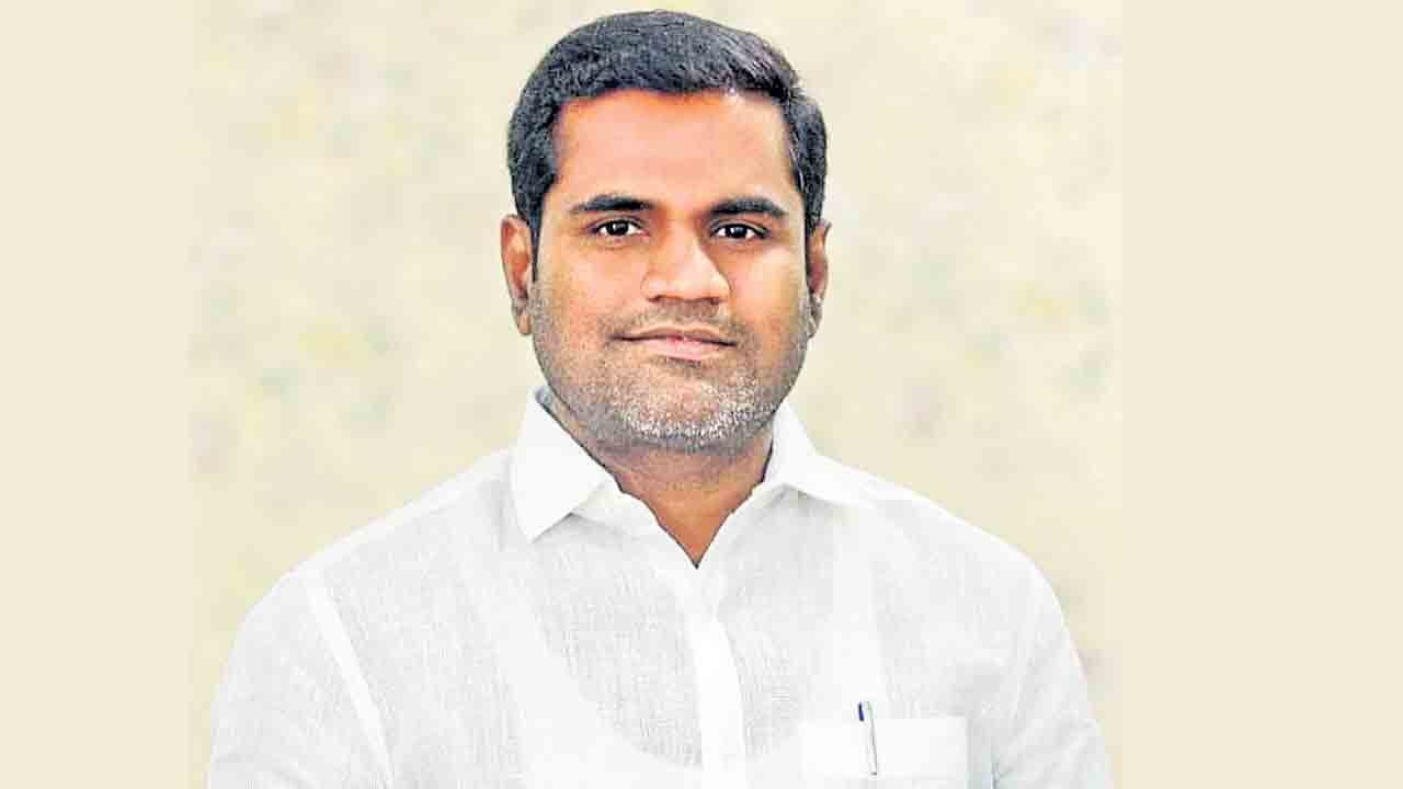 తుపాకీ పహారాలో సీఎం ప్రగల్భాలు