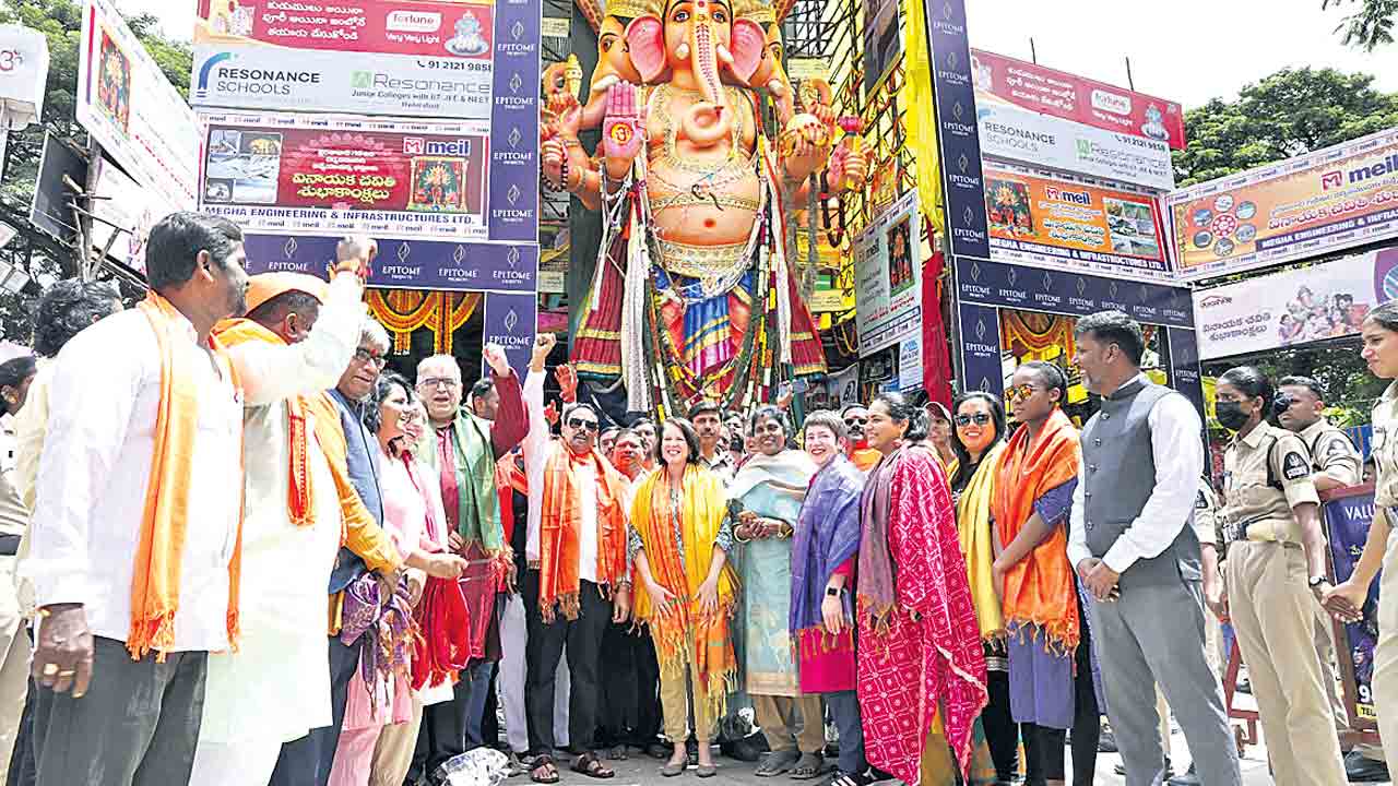 పోటెత్తిన భక్తజనం