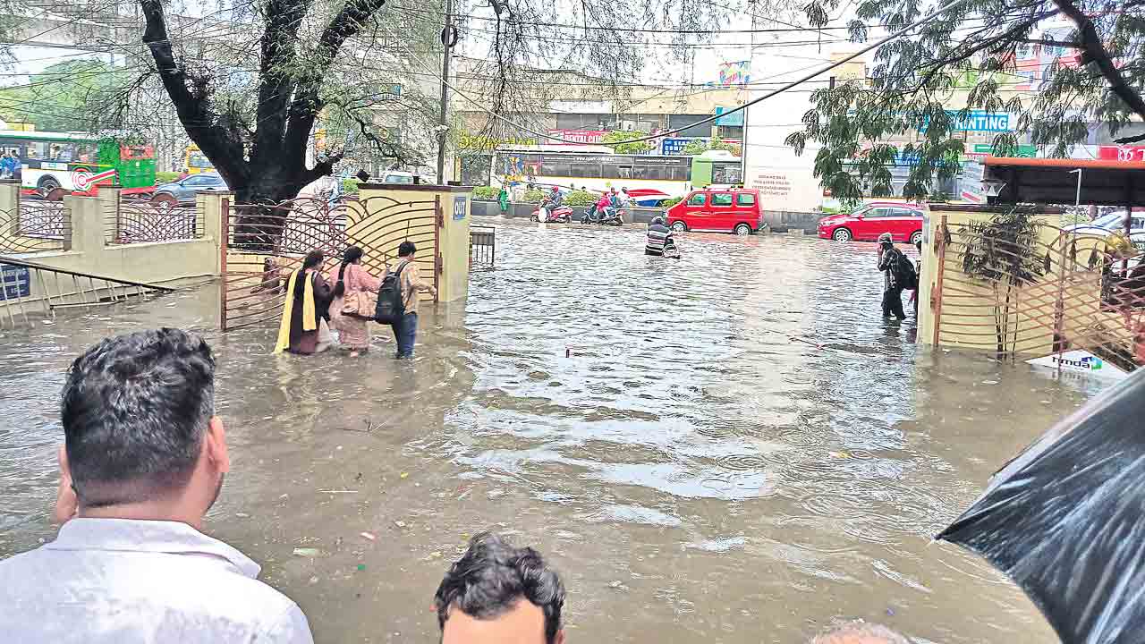 HMDA | వరద పోయే దారేది? వారం వ్యవధిలో రెండు సార్లు మునిగిన హెచ్‌ఎండీఏ ప్రధాన కార్యాలయం