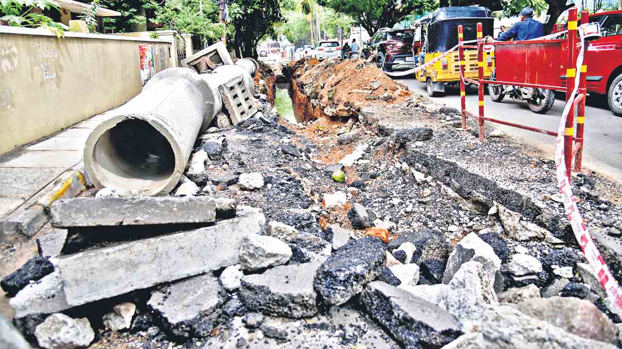 సాగుతున్న వరదనీటి కాలువల నిర్మాణాలు