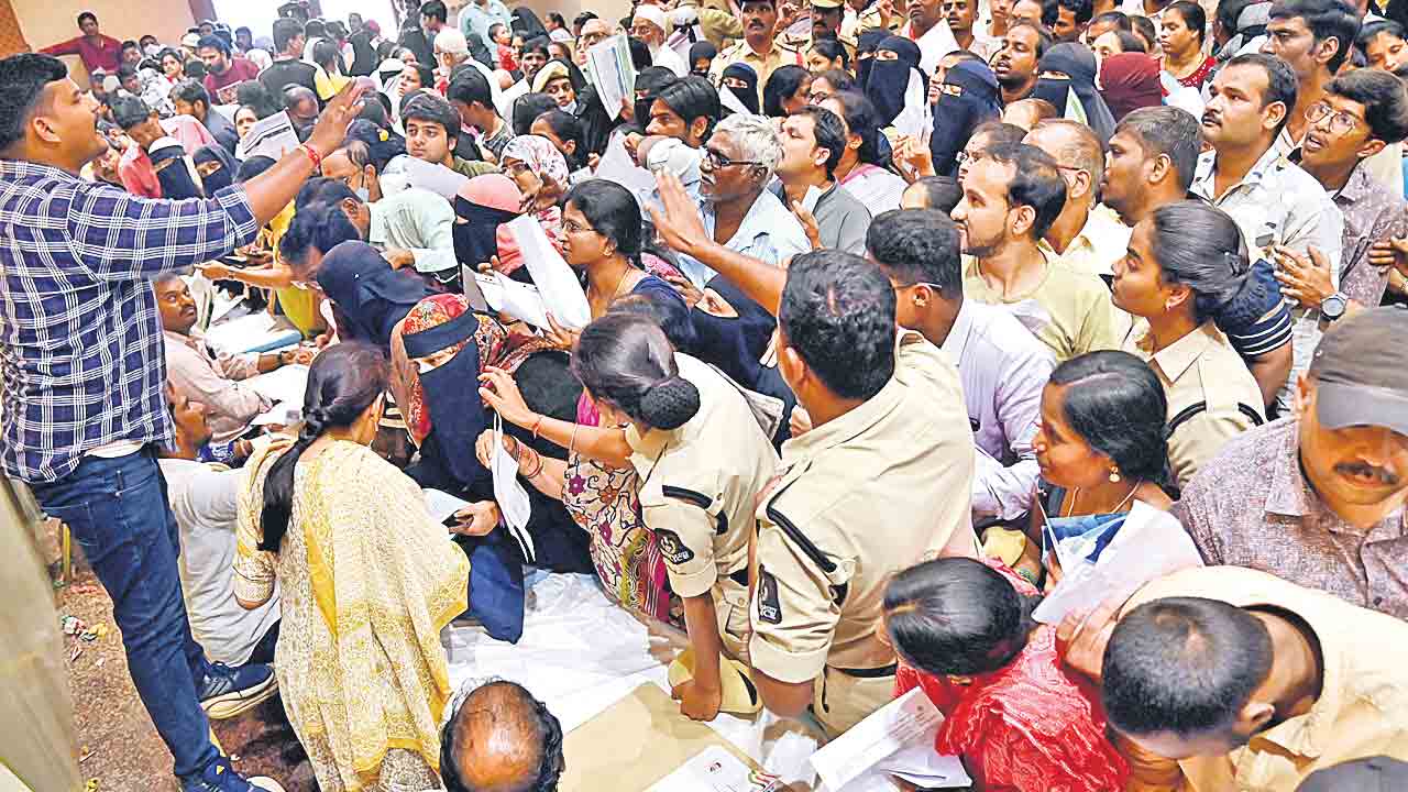 Ration Cards | కాంగ్రెసోళ్లకే రేషన్‌ కార్డులు ఇస్తారా.. మాకెందుకు ఇవ్వరు.. సర్కార్‌ను నిలదీస్తున్న ప్రజలు