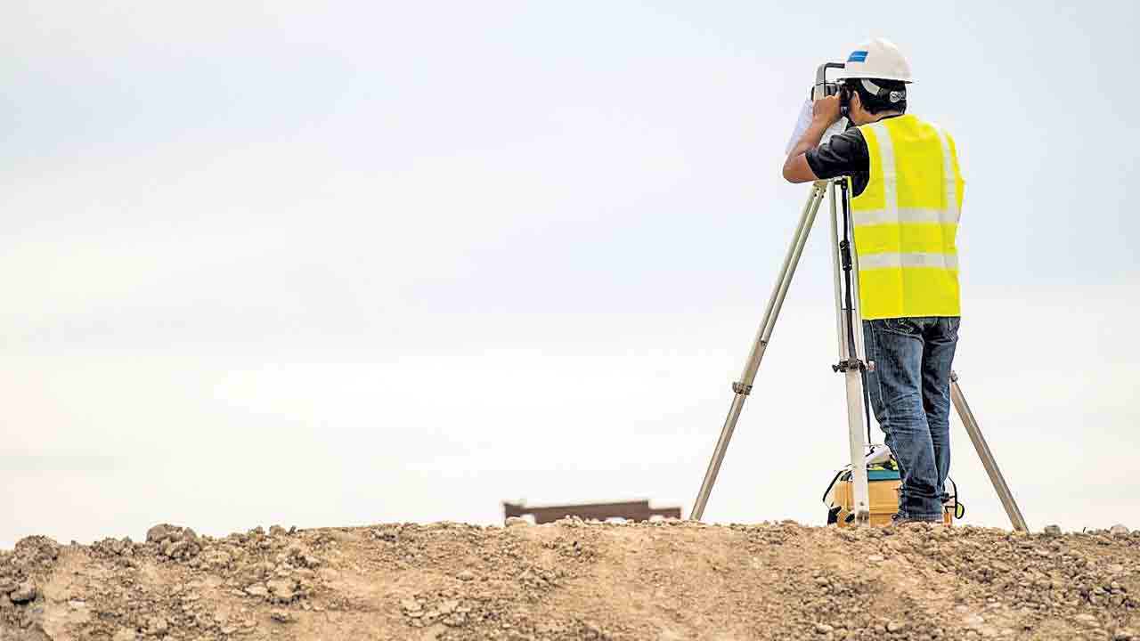 సర్వేయర్లు రారు.. సమస్యలు తీరవు