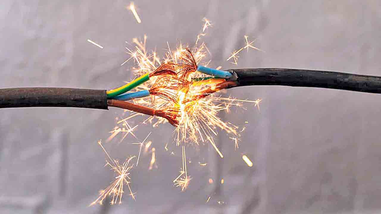 విద్యుత్‌ షాక్‌తో బాలుడు మృతి..