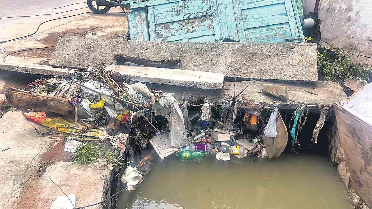 నాలా పరిస్థితి ఇలా.. వరద వెళ్లేదెలా?