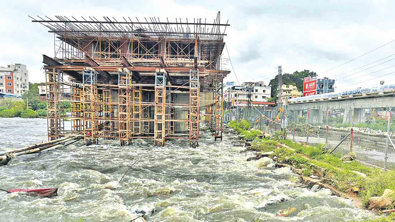 Moosarambagh Bridge | మూసారాంబాగ్‌ను ముంచిన కాంగ్రెస్‌.. నత్తనడకన హైలెవల్‌ వంతెన పనులు