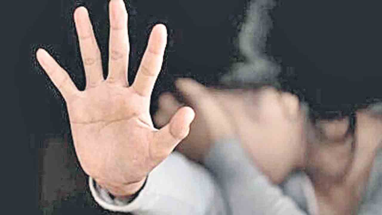 పోకిరీల ఆగడాలు