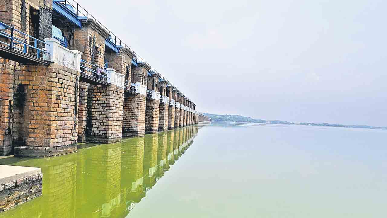 గేట్లు ఎత్తి..దిగువకు నీరు