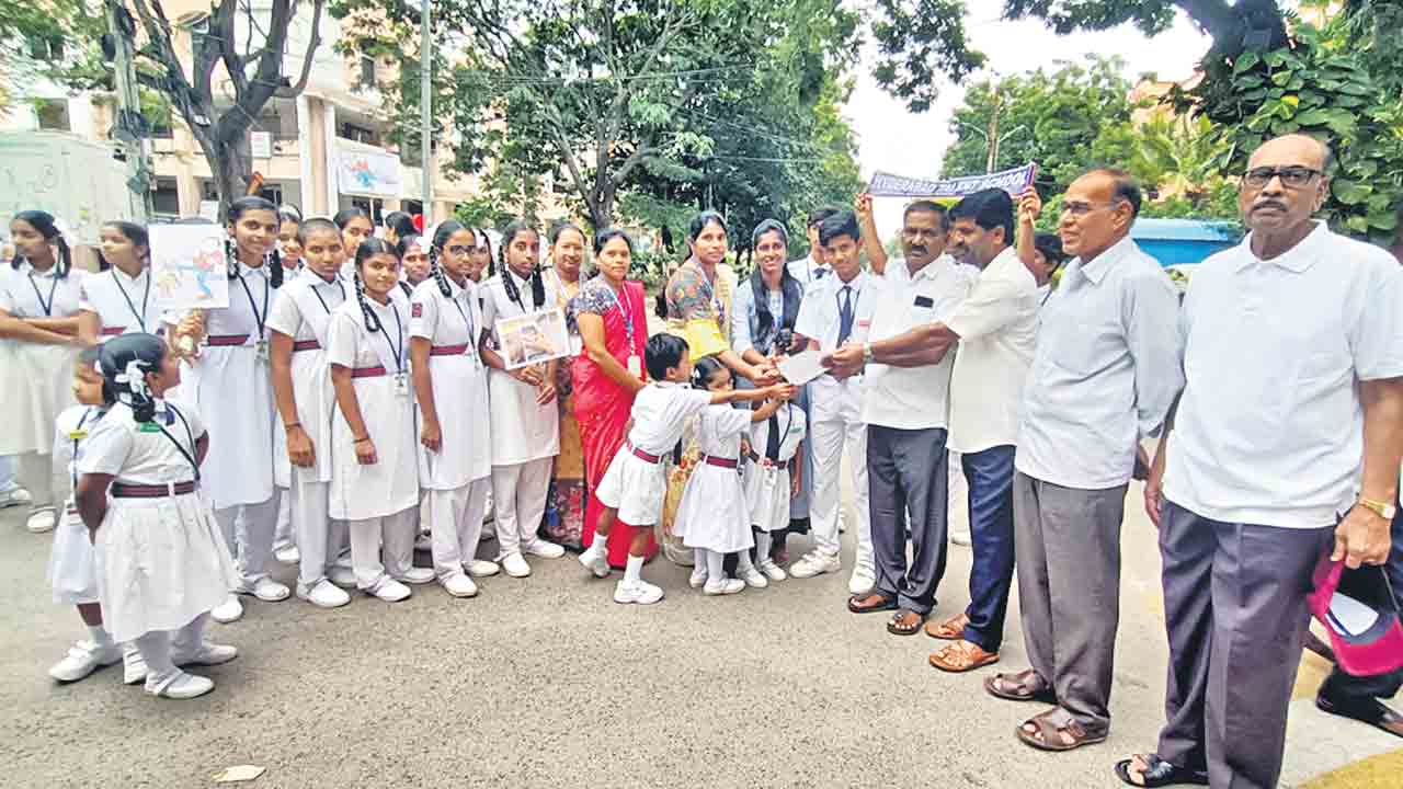 కుక్కల బారి నుంచి రక్షించండి