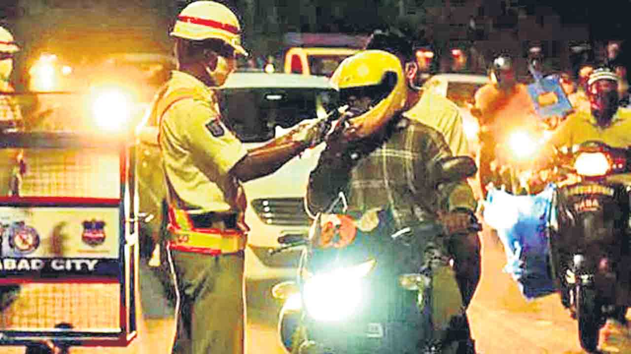 తాగుతున్నారు.. నడుపుతున్నారు