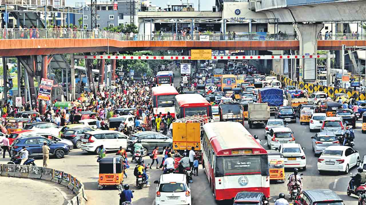TGSRTC | ఆర్టీసీ స్పెషల్‌ బాదుడు.. పండుగ వేళ ప్రయాణానికి రెట్టింపు చార్జీలు వసూలు