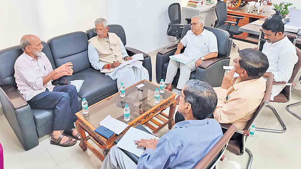 రైతుల ఆత్మహత్యలు తగ్గించేందుకు చర్యలు తీసుకోవాలి