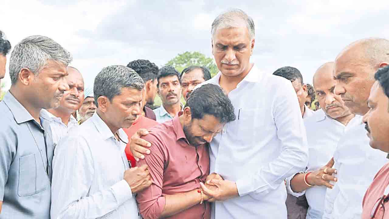 ఎర్రోళ్ల శ్రీనివాస్‌కు హరీశ్‌రావు పరామర్శ