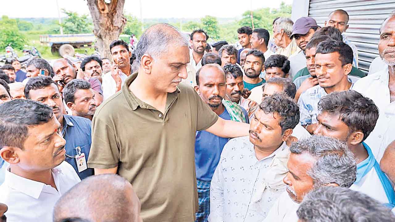 సార్‌.. మాకిదేం గోస!.. రైతుల యూరియా సమస్యపై చలించిన హరీశ్‌రావు