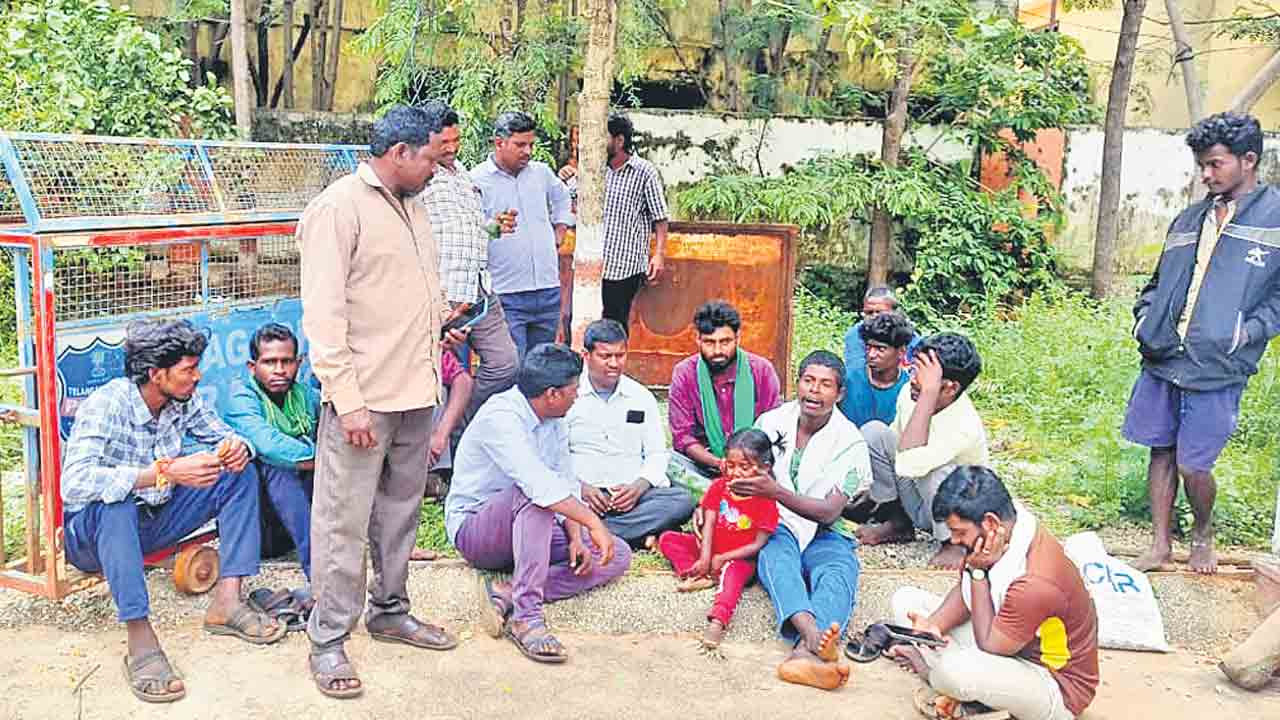 పోలీస్‌ నిర్బంధంలో చెంచు నేత… మల్లికార్జున్‌ను రాత్రంతా చిత్రహింసలు పెట్టినట్టు ఆరోపణలు