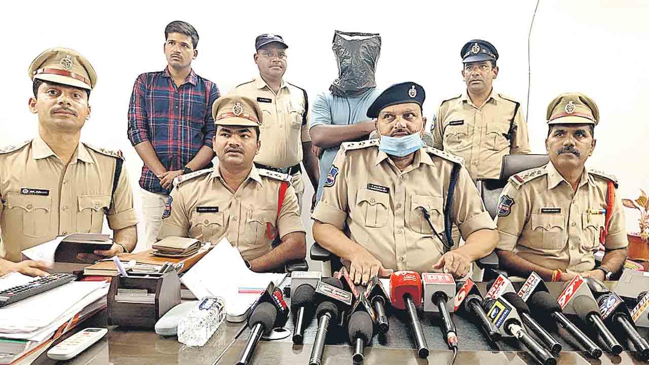 ఆరోగ్యశాఖ పేరిట నయా మోసం.. దవాఖానల్లో చికిత్స తీసుకున్న బాధితులకు ఫోన్లు