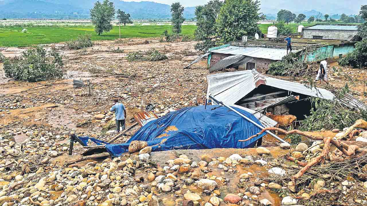 కశ్మీరులో మరో మేఘ విస్ఫోటం.. విరిగిపడిన కొండచరియలు