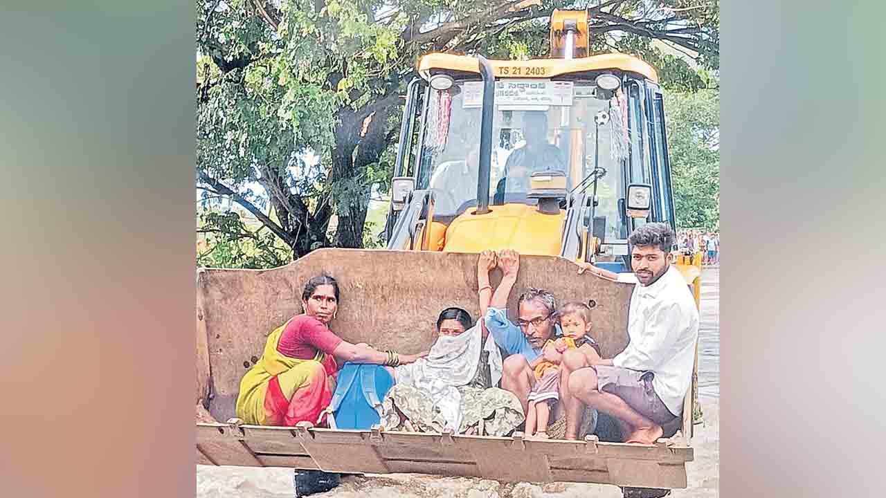 కామారెడ్డి జిల్లా కేంద్రంలోని సరంపల్లిలో ఎస్టీ గురుకుల పాఠశాలలో చిక్కుకున్న విద్యార్థులను తరలిస్తున్న సహాయ బృందాలు