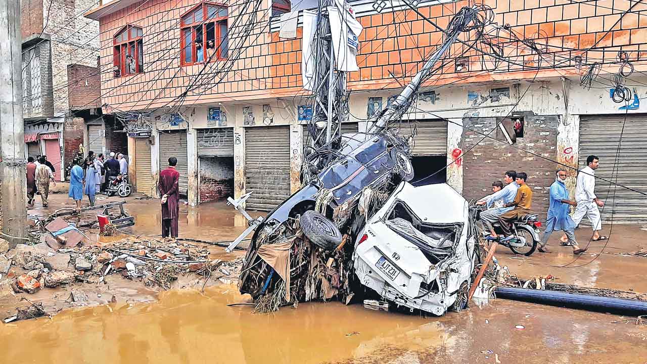 పాక్‌ను ముంచెత్తిన భారీ వర్షాలు.. 200 మంది మృతి