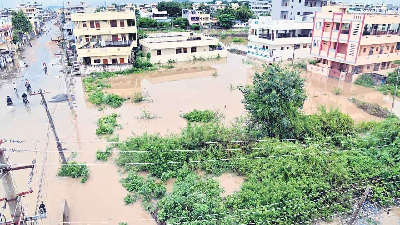 Heavy Rains | కామారెడ్డి, మెదక్ జిల్లాల్లో కుండపోత వర్షం.. నేడు విద్యా సంస్థలకు సెలవు
