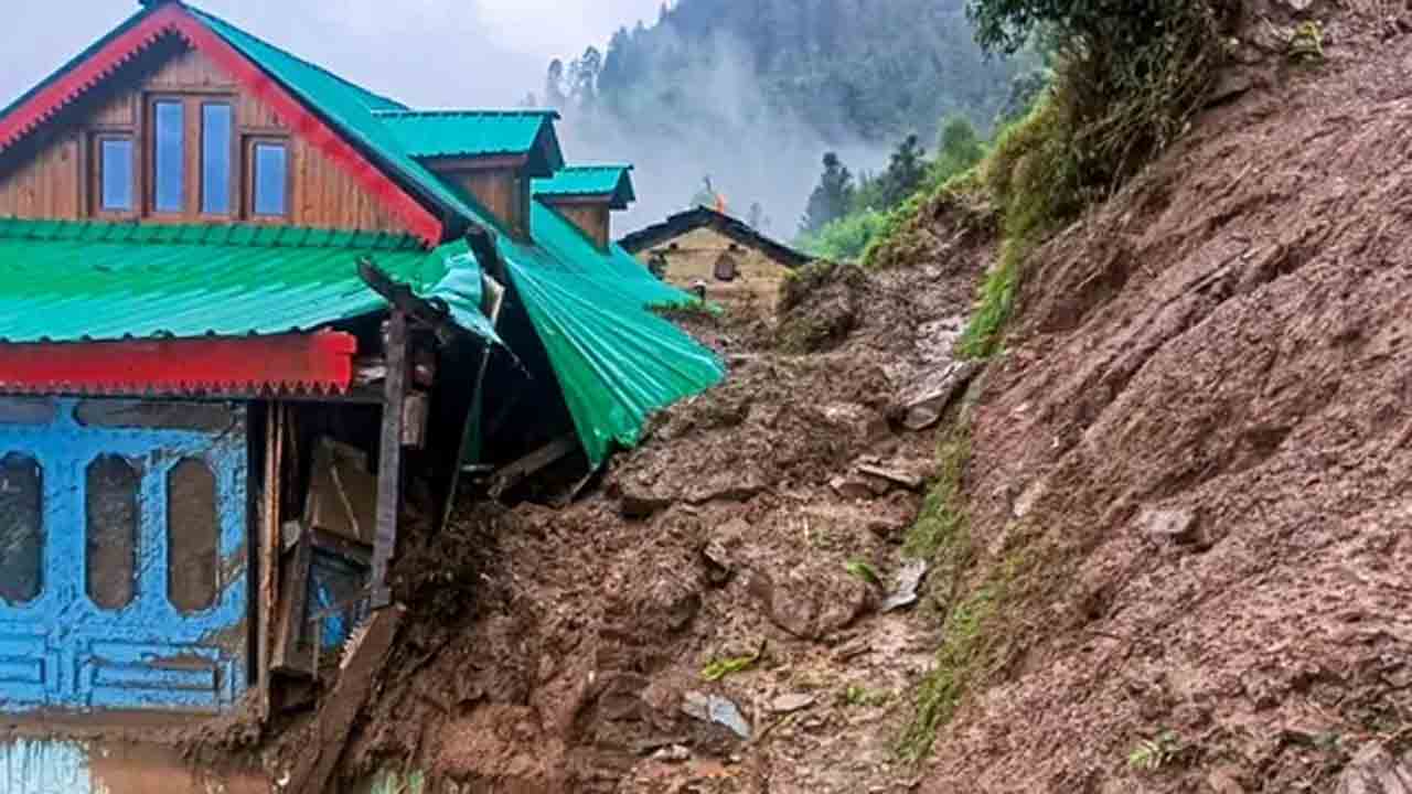 Landslides | కులులో వర్ష బీభత్సం.. భారీగా విరిగిపడ్డ కొండచరియలు.. షాకింగ్‌ వీడియో