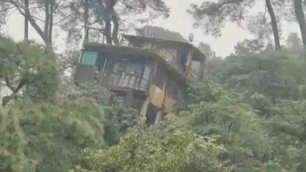 Himachal Pradesh | హిమాచల్పై మరోసారి ప్రకృతి ప్రకోపం.. భారీ వర్షానికి కుప్పకూలిన భవంతులు.. VIDEO